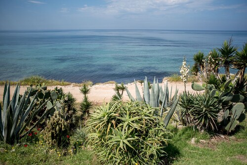 Oikia Eleanthi - Beachfront Garden Home