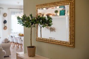 Interior detail - Oikia Eleanthi - Beachfront Garden Home (Preveza)