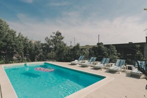 Una piscina al aire libre de temporada