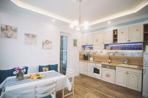 Apartamento luxo, 3 quartos, acesso à piscina | Cozinha privada | Geladeira grande, fogão, cooktop, lava-louças