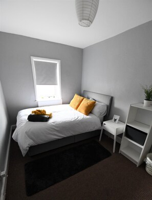 5 bedrooms, WiFi, bed sheets