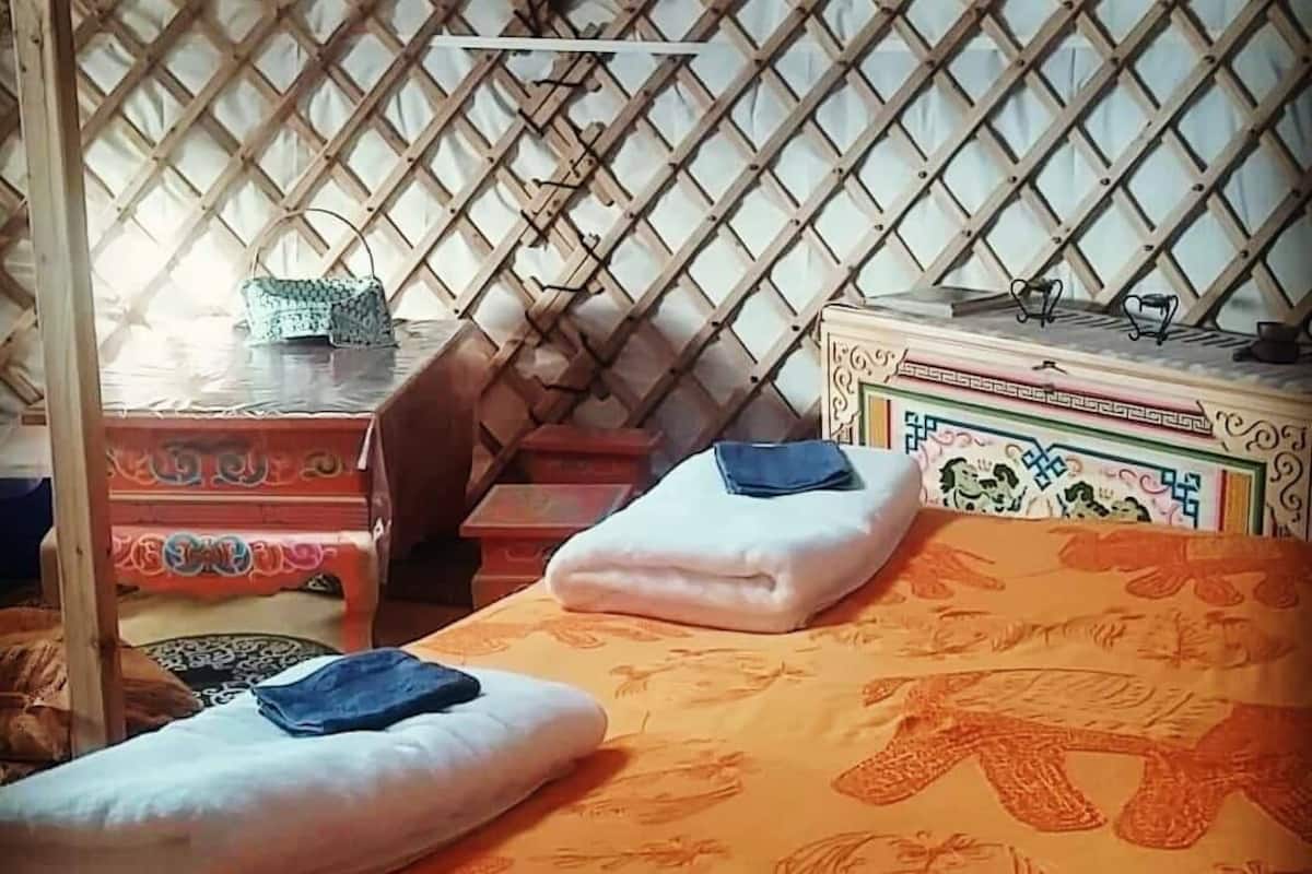 Tent (Large) | Cribs (free), bed sheets