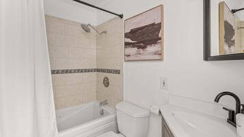 Baignoire, sĂšche-cheveux, serviettes fournies, savon