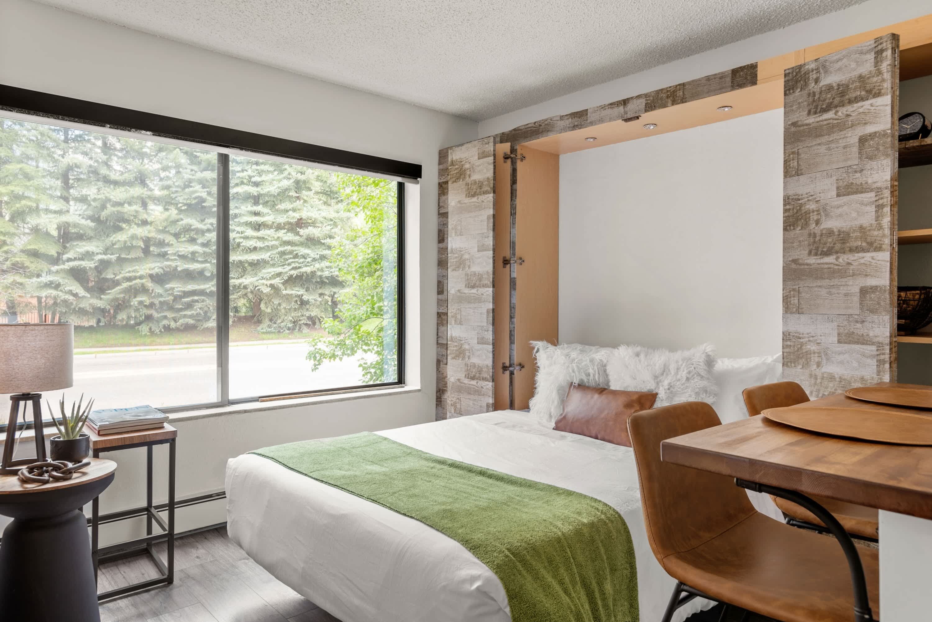 1 soverom, skrivebord, strykejern/-brett og reiseseng for barn