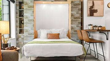 Een bureau, een strijkplank/strijkijzer, reisbedje, gratis wifi