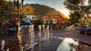 A public square with a fountain, seating areas, and a covered pavilion. - Downtown Aspen Studio | Walk to Gondola & Slopes (Aspen)