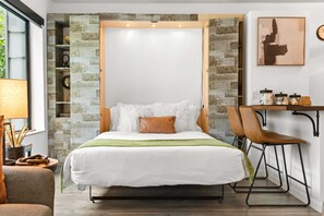 1 chambre, bureau, fer et planche à repasser, lit parapluie