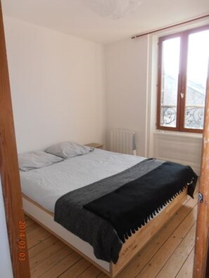 3 bedrooms, desk, iron/ironing board, travel crib