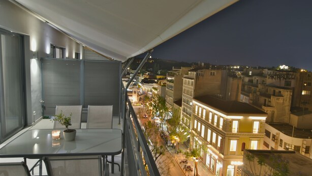 A balcony with a table, chairs, and a potted plant. - Feel Athens Studios at Monastiraki (Athens)