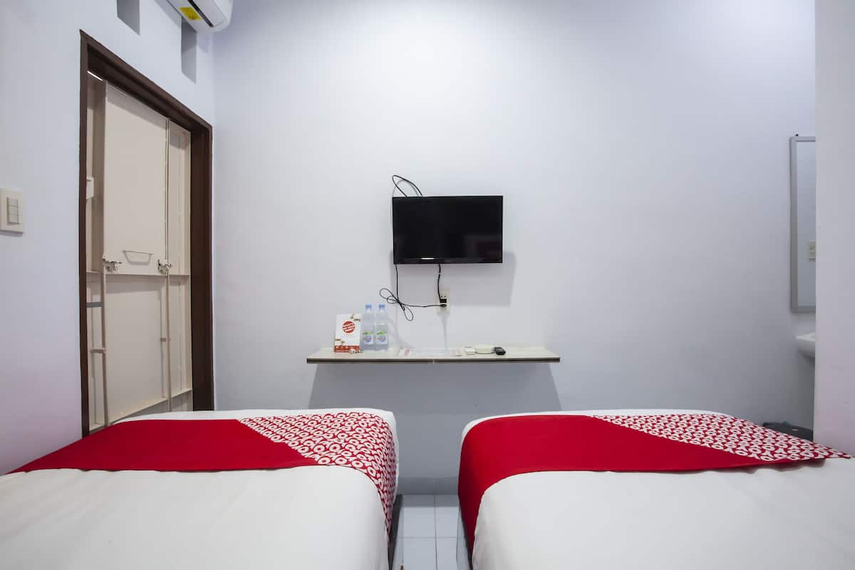 Standard Twin Room | Desk, WiFi (free), bed sheets