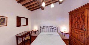 Departamento, 2 habitaciones (4 Adults) | Decoración personalizada, muebles diferentes y escritorio 