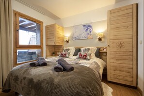 2 bedrooms, iron/ironing board, travel crib, free WiFi