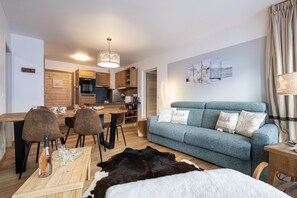 Een televisie, videogames, een dvd-speler en tafelvoetbal