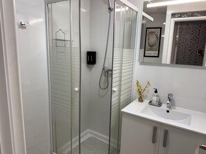Bathtub, hair dryer, towels - A 20 Pasos del Museo Picasso (Málaga)