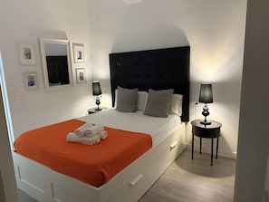 2 bedrooms, iron/ironing board, free internet, bed sheets