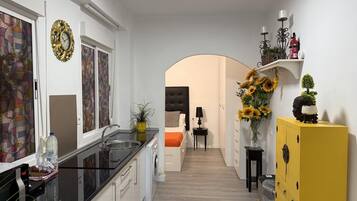 Een koelkast, een magnetron, een koffiezetapparaat/waterkoker