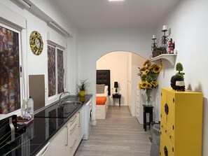 Een koelkast, een microgolfoven, een kookplaat