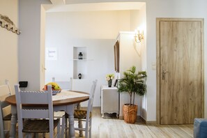 Apartment | Essbereich im Zimmer