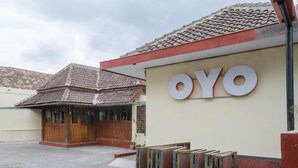 Un edificio con techo de tejas y un cartel que dice "OYO".