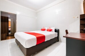 Family Studio | Desk, free WiFi, bed sheets - OYO 1700 Danurejan Guesthouse (Yogyakarta)
