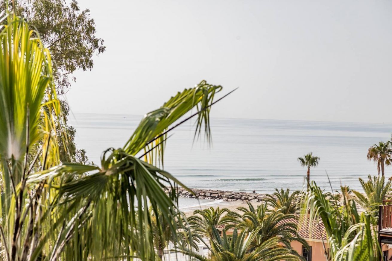 Nær stranden og strandhåndklær