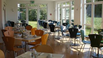 Tägliches Frühstücksbuffet (12.50 EUR pro Person)