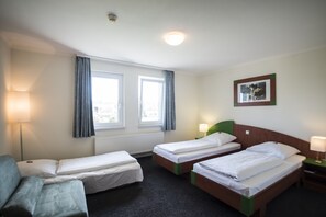 Safe på rommet, skrivebord og skrivebord for bærbar PC