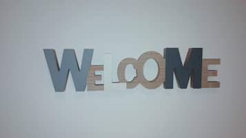 Un letrero montado en la pared con la palabra 'WELCOME' en letras grandes y tridimensionales.