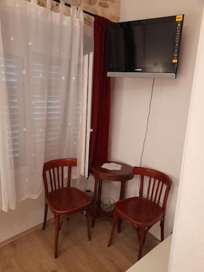 Fridge, coffee/tea maker, electric kettle, cookware/dishes/utensils