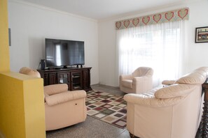 Smart TV, DVD player - Tropical Oasis with River, Pool, Waterfall & Lush Garden, (Ocho Rios)
