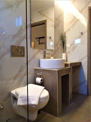 Appartement | Salle de bain | Douche, séchoir à cheveux, pantoufles, serviettes fournies