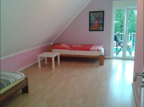 Habitación básica con 1 cama matrimonial o 2 individuales | Insonorización, wifi gratis y ropa de cama