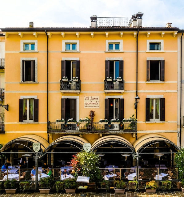 Front of property - Flowers Apartments (Desenzano del Garda)