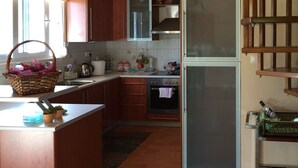 Casa, 4 quartos | Cozinha privada | Cafeteira/chaleira, geladeira grande, micro-ondas, fogão