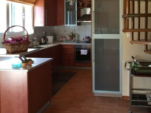 Refrigerador con freezer, microondas, horno, placa de cocina