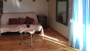 Casa, 4 quartos | Área de estar | TV de tela plana, lareira