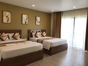 Quarto família, sacada | Frigobar, cofres nos quartos, escrivaninha