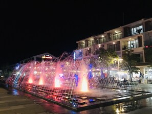 Fachada da propriedade à noite