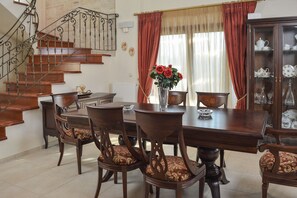 Villa | In-room dining