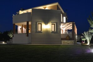 Fassade der Unterkunft – Abend/Nacht