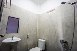 Standard-Doppelzimmer | Badezimmer | Dusche, Handtücher