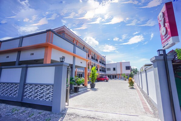 Exterior - OYO 1680 Hanna Residence (Manado)