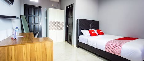 Standard Double Room | Desk, bed sheets