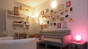 Apartment | Living area - Psirri Artistic Rooftop Apartment with Acropolis View (Athens)