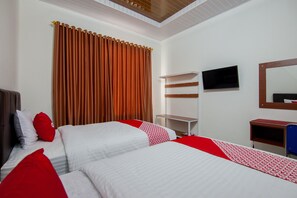 Deluxe Twin Room | Desk, free WiFi, bed sheets - OYO 1819 Aries Hotel (Siborongborong)