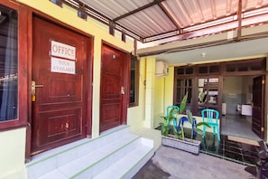 Property entrance - OYO 1479 A&a Inn (Banyuwangi)