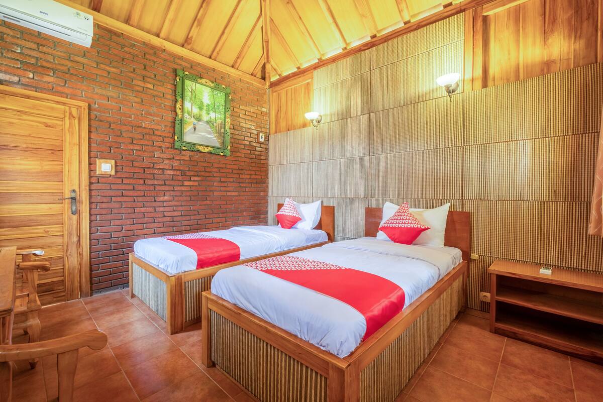 Desk, free WiFi, bed sheets