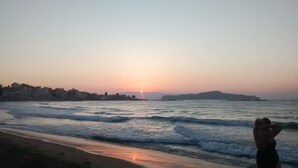 A beach scene with waves and a sunset. - Roof garden Seaside lux Home (Chania)