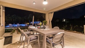 تناول الطعام بالخارج