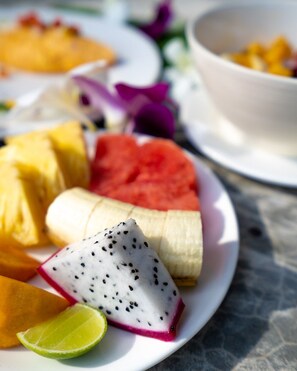 Sarapan, makan tengah hari, makan malam dihidangkan; lautan